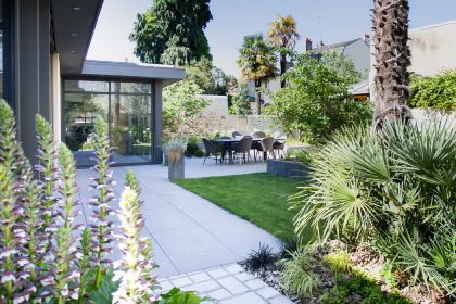 Vue de haut d'un jardin avec une terrasse en bois et une piscine, Le Mans