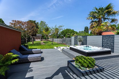 Une allée bordée de buissons dans un jardin, Le Mans